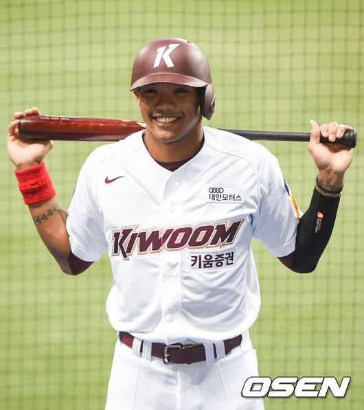 [OSEN=고척, 박준형 기자] 24일 오후 서울 고척스카이돔에서 ‘2020 신한은행 SOL KBO리그’ 키움 히어로즈와 롯데 자이언츠의 경기가 진행된다.키움 새용병 애디든 러셀이 포즈를 취하고 있다. / soul1014@osen.co.kr