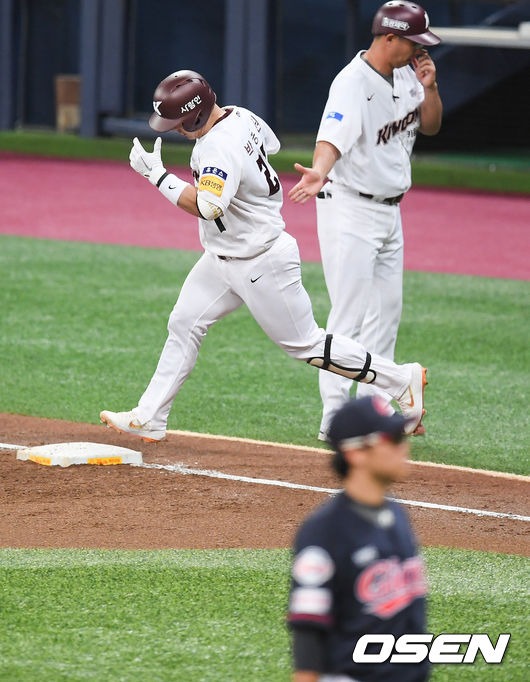 [OSEN=고척, 박준형 기자]2회말 1사 키움 박동원이 동점 솔로홈런을 날리고 베이스를 돌고 있다.  / soul1014@osen.co.kr