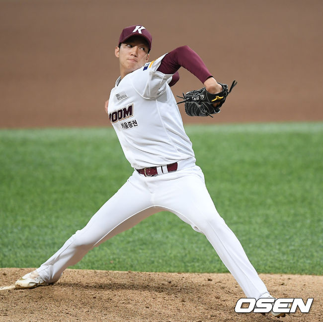 [OSEN=고척, 박준형 기자] 24일 오후 서울 고척스카이돔에서 ‘2020 신한은행 SOL KBO리그’ 키움 히어로즈와 롯데 자이언츠의 경기가 진행됐다.8회초 키움 안우진이 역투하고 있다. / soul1014@osen.co.kr