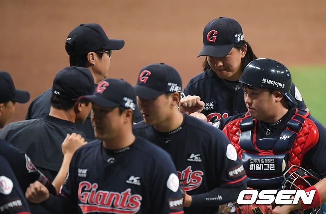 [OSEN=고척, 박준형 기자]경기종료 후 롯데 허문회 감독이 세이브 거둔 김원중과 하이파이브를 하고 있다  / soul1014@osen.co.kr