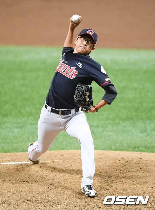 [OSEN=고척, 박준형 기자]1회말 롯데 선발투수 박세웅이 역투하고 있다. / soul1014@osen.co.kr