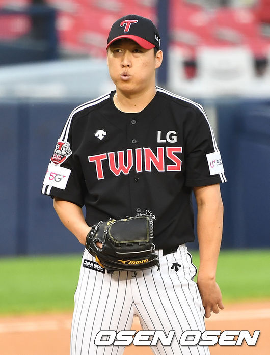 [OSEN=잠실, 최규한 기자]1회말 무사 선발로 나선 LG 차우찬이 투구를 앞두고 숨을 고르고 있다. / dreamer@osen.co.kr