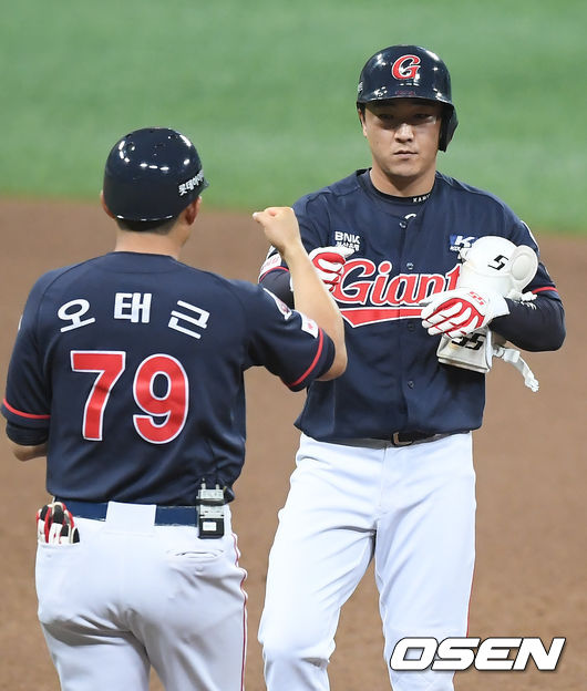 [OSEN=고척, 박준형 기자] 25일 오후 서울 고척스카이돔에서 ‘2020 신한은행 SOL KBO리그’ 키움 히어로즈와 롯데 자이언츠의 경기가 진행됐다.7회초 2사 만루 롯데 정훈이 2타점 적시타를 날리고 오태근 1루 코치와 하이파이브를 하고 있다 / soul1014@osen.co.kr