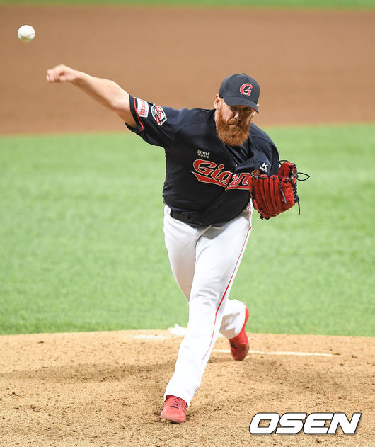 [OSEN=고척, 박준형 기자] 25일 오후 서울 고척스카이돔에서 ‘2020 신한은행 SOL KBO리그’ 키움 히어로즈와 롯데 자이언츠의 경기가 진행됐다.6회말 롯데 선발투수 스트레일리가 역투하고 있다 / soul1014@osen.co.kr