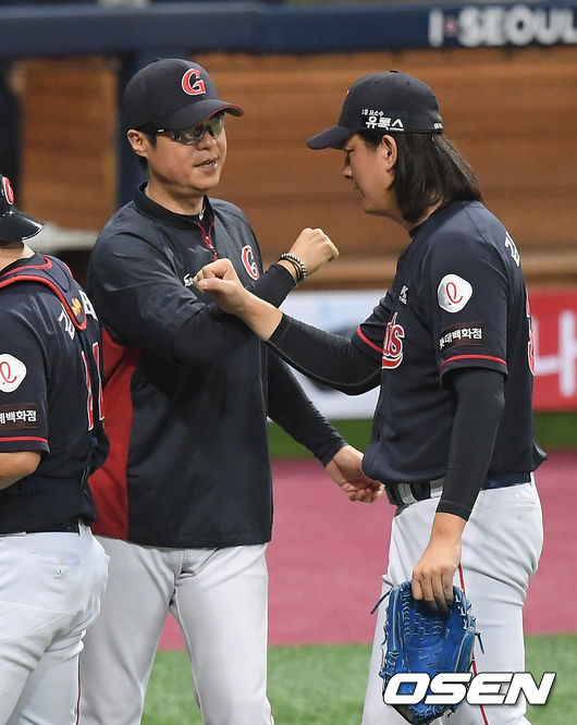 [OSEN=고척, 박준형 기자]경기종료 후 롯데 허문회 감독이 김원중과 하이파이브를 하고 있다. / soul1014@osen.co.kr