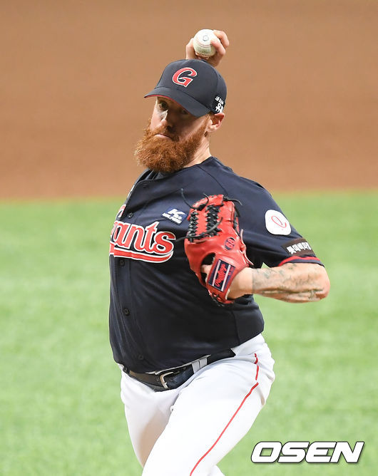 [OSEN=고척, 박준형 기자] 25일 오후 서울 고척스카이돔에서 ‘2020 신한은행 SOL KBO리그’ 키움 히어로즈와 롯데 자이언츠의 경기가 진행됐다.6회말 롯데 선발투수 스트레일리가 역투하고 있다 / soul1014@osen.co.kr