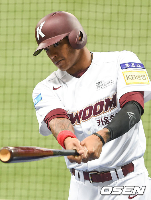 [OSEN=고척, 박준형 기자] 24일 오후 서울 고척스카이돔에서 ‘2020 신한은행 SOL KBO리그’ 키움 히어로즈와 롯데 자이언츠의 경기가 진행된다.키움 새용병 애디든 러셀이 포즈를 취하고 있다. / soul1014@osen.co.kr
