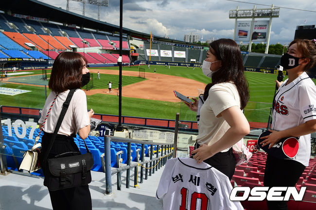 [OSEN=잠실, 지형준 기자]팬들이 경기장에 들어서며 기뻐하고 있다. /jpnews@osen.co.kr