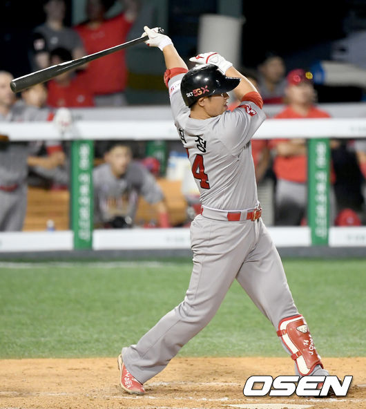 [OSEN=김성락 기자] 최정이 솔로 홈런을 날리고 있다./ksl0919@osen.co.kr