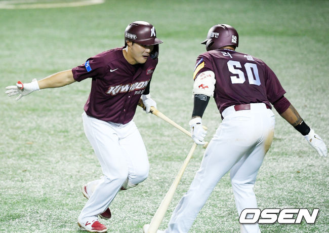 [OSEN=잠실, 민경훈 기자]7회초 2사 키움 김하성이 역전 솔로홈런을 친 후 홈을 밟고 러셀과 세레모니를 하고 있다./ rumi@osen.co.kr