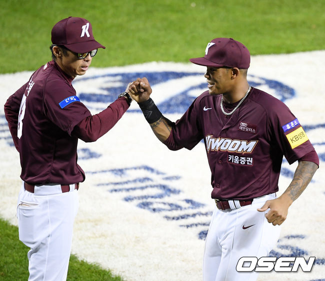 [OSEN=잠실, 민경훈 기자]경기를 마치고 키움 러셀이 손혁 감독과 하이파이브를 하고 있다./ rumi@osen.co.kr