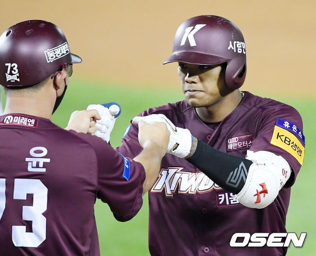 [OSEN=잠실, 민경훈 기자]9회초 1사 주자 만루 러셀이 좌익수 앞 2타점 적시타를 날린 후 1루에서 오윤 코치와 하이파이브를 하고 있다./ rumi@osen.co.kr