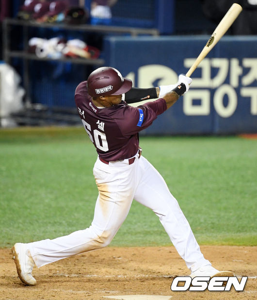 [OSEN=잠실, 민경훈 기자]9회초 1사 주자 만루 러셀이 좌익수 앞 2타점 적시타를 날리고 있다../ rumi@osen.co.kr