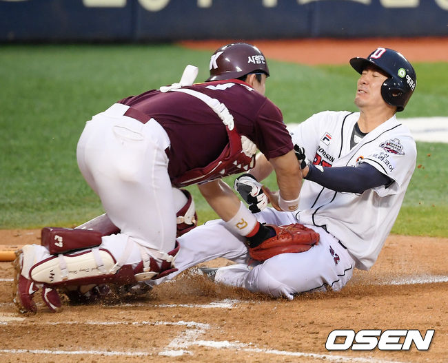 [OSEN=잠실, 민경훈 기자]4회말 1사 주자 1,3루 두산 정상호의 1루수 앞 땅볼때 두산 김재호가 홈으로 몸을 날렸지만 키움 박동원에게 태그아웃을 당하고 있다./ rumi@osen.co.kr