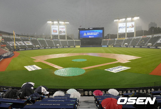 [OSEN=잠실, 민경훈 기자]1회말에 갑작스러운 폭우로 경기가 중단되고 있다./ rumi@osen.co.kr