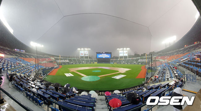 [OSEN=잠실, 민경훈 기자] 29일 오후 서울 잠실구장에서 '2020 신한은행 SOL KBO리그' 두산 베어스와 키움 히어로즈의 경기가 열렸다. 1회말에 갑작스러운 폭우로 경기가 중단되고 있다./ rumi@osen.co.kr