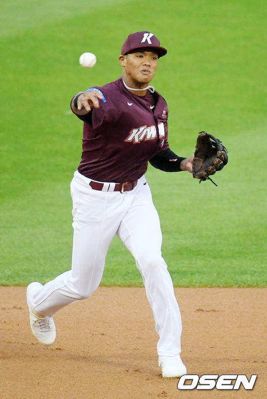 [OSEN=잠실, 민경훈 기자]1회말 두산 선두타자 박건우의 유격수 앞 땅볼때 키움 유격수 러셀이 1루로 송구하고 있다./ rumi@osen.co.kr