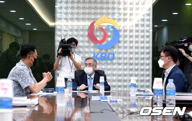 [OSEN=지형준 기자]김용희 경기운영위원장, 최원현 상벌위원장, 김기범 경찰대 교수가 참석해 징계 사항을 논의하고 있다. /jpnews@osen.co.kr