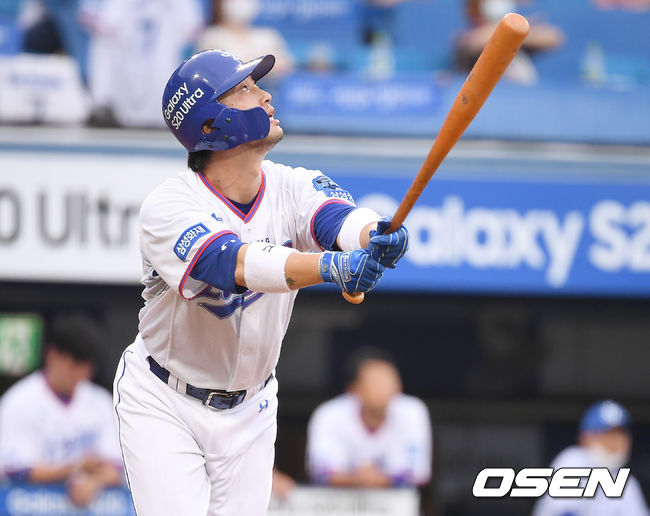 [OSEN=대구, 곽영래 기자] 1일 오후 대구 삼성라이온즈파크에서 '2020 신한은행 SOL KBO리그' 삼성 라이온즈와 키움 히어로즈의 경기가 열렸다.2회말 1사 1루 삼성 이학주가 타격을 하고 있다. /youngrae@osen.co.kr