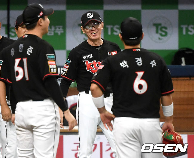 [OSEN=고척, 최규한 기자]승리를 거둔 KT 이강철 감독과 유한준-박경수가 인사를 나누고 있다. / dreamer@osen.co.kr