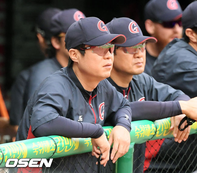 [OSEN=인천, 민경훈 기자] 롯데 허문회 감독이 덕아웃에서 경기를 주시하고 있다. / rumi@osen.co.kr