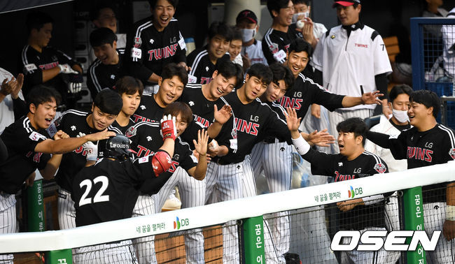 LG트윈스 김현수가 홈런을 때리고 동료들의 축하를 받고 있다./OSEN DB