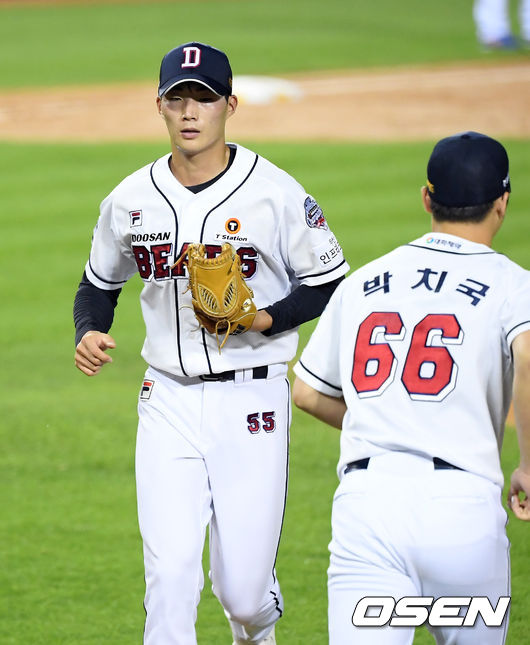 [OSEN=잠실, 조은정 기자] 4일 오후 서울 송파구 잠실야구장에서 ‘2020 신한은행 SOL KBO리그’ 두산 베어스와 삼성 라이온즈의 경기가 열렸다.4회초 무사 1루 두산 선발 이승진이 마운드에서 내려오고 있다. /cej@osen.co.kr