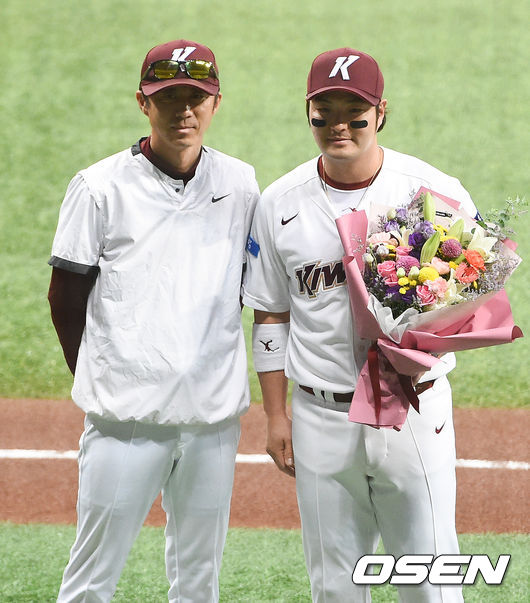 [OSEN=고척, 박준형 기자]경기전 키움 박병호가 통산 300홈런 기념식을 갖고 손혁 감독과 포즈를 취하고 있다.   / soul1014@osen.co.kr