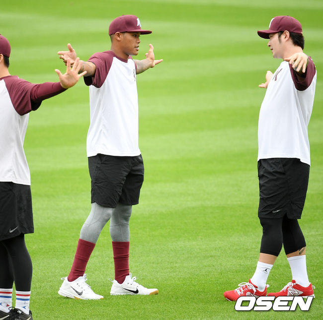 [OSEN=민경훈 기자]키움 히어로즈 새 외국인타자 애디슨 러셀이 그라운드 위에서 몸을 풀며 박병호와 얘기를 나누고 있다./ rumi@osen.co.kr