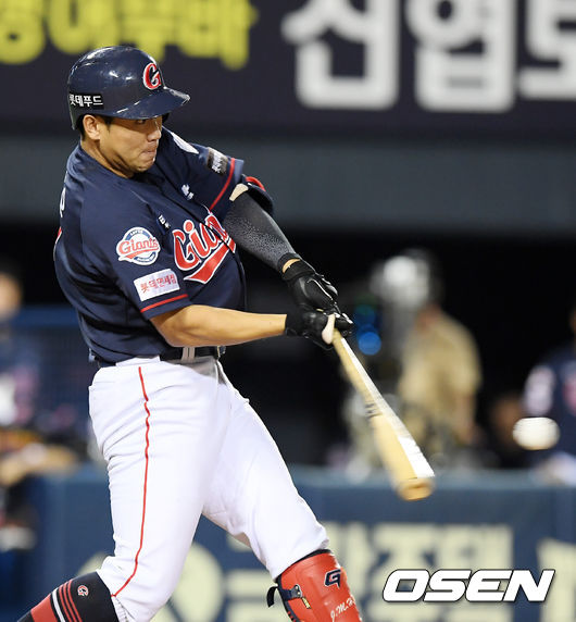 [OSEN=잠실, 민경훈 기자]8회초 2사 주자 만루 롯데 전준우가 역전 만루 홈런을 날리고 있다./ rumi@osen.co.kr
