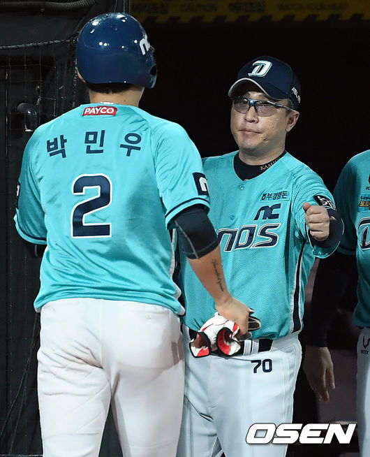 [OSEN=수원, 조은정 기자] 24일 오후 수원 KT위즈파크에서 ‘2020 신한은행 SOL KBO리그' KT 위즈와 NC 다이노스의 경기가 열렸다.8회초 2사 만루 NC 강진성의 역전 좌전 1타점 적시타에 득점을 올린 박민우가 이동욱 감독과 기뻐하고 있다. /cej@osen.co.kr