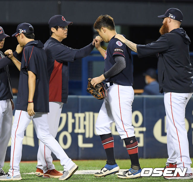 [OSEN=잠실, 민경훈 기자]경기를 마치고 롯데 허문회 감독이 전준우와 하이파이브를 하고 있다./ rumi@osen.co.kr