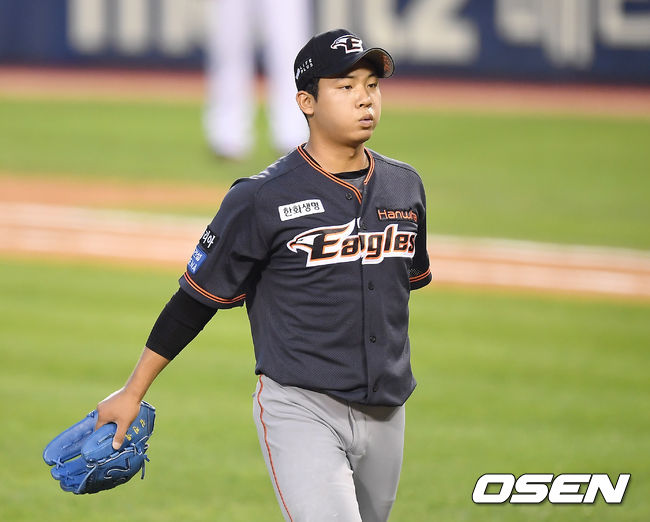 [OSEN=곽영래 기자] 한화 김진욱이 더그아웃으로 들어가고 있다. /youngrae@osen.co.kr