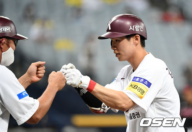 [OSEN=고척, 이대선 기자]4회말 1사 2,3루에서 키움 김혜성이 2타점 적시타를 치고 오윤 코치와 하이파이브를 하고 있다. /sunday@osen.co.kr