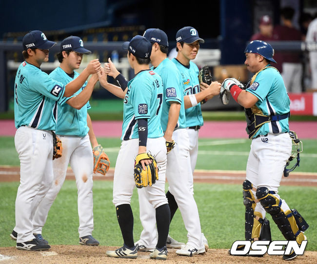 [OSEN=고척, 조은정 기자] NC 다이노스가 키움 히어로즈의 주중 3연전 시리즈 스윕을 저지하고 가장 먼저 시즌 40승 고지를 밟았다.NC는 16일 서울 고척스카이돔에서 열린 ‘2020 신한은행 SOL KBO리그’ 키움과의 원정경기에서 9-1로 승리했다.경기 종료 후 NC 선수들이 승리를 기뻐하고 있다. /cej@osen.co.kr
