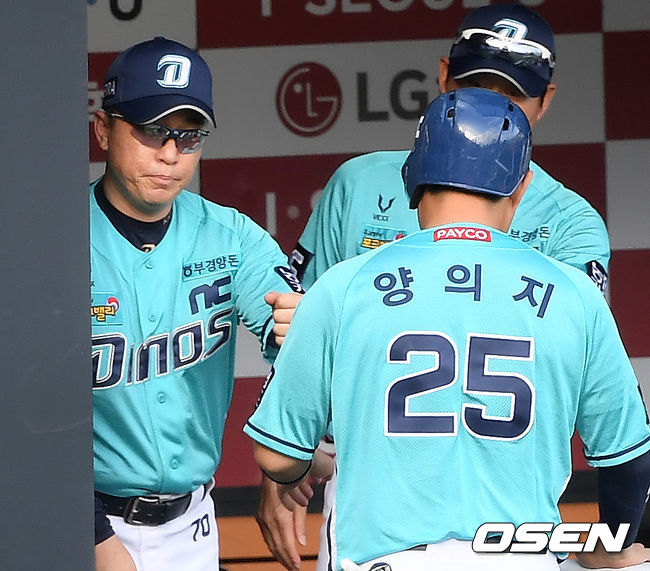 [OSEN=잠실, 민경훈 기자]1회초 1사 주자 2,3 NC 노진혁의 중견수 앞 1타점 적시타때 홈을 밟은 양의지가 덕아웃에서 이동욱 감독과 하이파이브를 하고 있다./ rumi@osen.co.kr