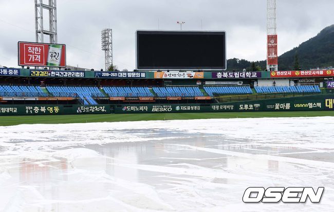 [OSEN=대전, 이대선 기자] 3일 오후 대전 한화생명이글스파크에서 ‘2019 신한은행 마이카 KBO리그’ 한화 이글스와 KIA 타이거즈의 경기가 열릴 예정이다.경기에 앞서 내리는 비로 인해 그라운드에 방수포가 덮여 있다. /sunday@osen.co.kr