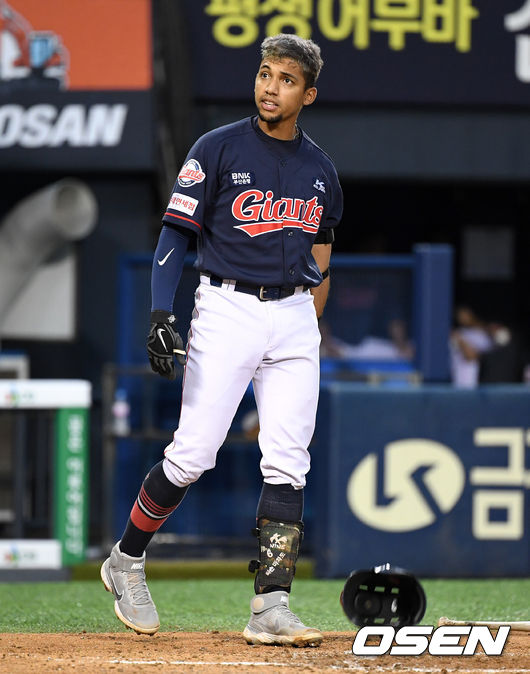 [OSEN=잠실, 이대선 기자] 8일 오후 서울 잠실야구장에서 ‘2020 신한은행 SOL KBO 리그’ 두산베어스와 롯데 자이언츠의 경기가 열렸다.4회초 2사에서 롯데 마차도가 주심의 삼진 판정에 헬멧과 배트를 던지며 강한 어필을 하고 있다. /sunday@osen.co.kr