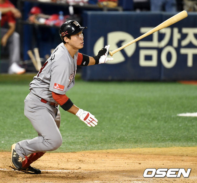 [OSEN=잠실, 최규한 기자]9회초 1사 주자없는 상황 SK 이홍구가 안타를 날리고 있다. / dreamer@osen.co.kr