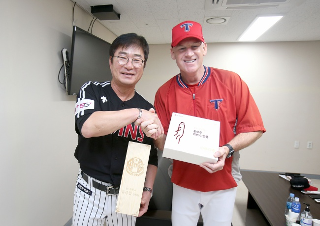 [사진] 류중일 LG트윈스 감독과 맷 윌리엄스 KIA타이거즈 감독이 와인과 홍삼 선물을 주고 받고 즐겁게 포즈를 취했다. /KIA타이거즈 제공