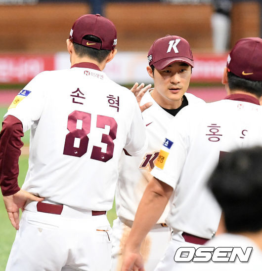 [OSEN=고척, 민경훈 기자]경기를 마치고 키움 김하성이 손혁 감독과 하이파이브를 하고 있다. /rumi@osen.co.kr