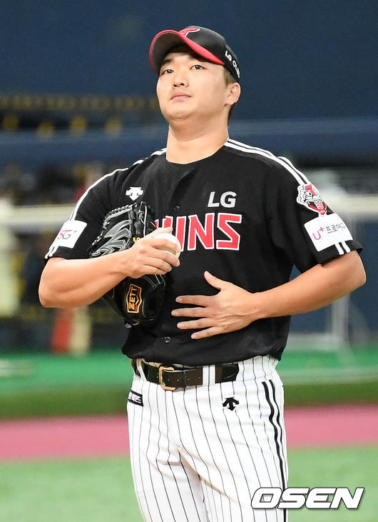 [OSEN=고척, 민경훈 기자]8회말 2사 주자 만루 키움 김하성에게 좌익수 앞 재역전 2타점 적시타를 허용한 LG 고우석이 아쉬워하고 있다. /rumi@osen.co.kr