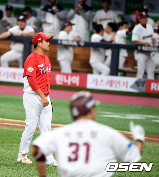 [OSEN=고척, 지형준 기자]8회말 1사 1,2루에서 KIA 장현식이 키움 허정협에 역전 스리런포를 허용하며 아쉬워하고 있다. /jpnews@osen.co.kr