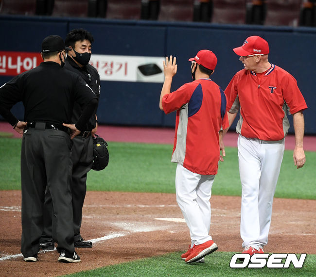 [OSEN=고척, 지형준 기자]8회말 2사 1,3루에서 KIA 김명찬이 키움 김주형 타석에 폭투로 홈을 노린 키움 김웅빈을 태그아웃 처리했다. 하지만 비디오 판독결과 세이프로 번복됐고 비디오 판독 시간이 규정에 정해져 있는 3분이 지나고 말았다. 이 과정에서 윌리엄스 감독이 최수원 구심에 항의를 하고 있다. 윌리엄스 감독은 비디오 판독 불복항의로 퇴장. /jpnews@osen.co.kr