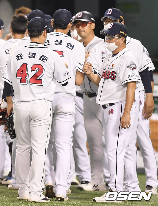 [OSEN=잠실, 곽영래 기자]두산은 25일 서울 잠실구장에서 열린 ‘2020 신한은행 SOL KBO리그’ KIA 타이거즈와의 홈경기에서 10-8로 승리했다. 승리를 거둔 두산 김태형 감독이 윤명준과 기뻐하고 있다. /youngrae@osen.co.kr