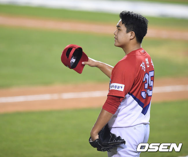 [OSEN=잠실, 곽영래 기자] 25일 오후 서울 잠실야구장에서 '2020 신한은행 SOL KBO리그' 두산 베어스와 KIA 타이거즈의 경기가 열렸다.6회말 1사 1,2루 KIA 장현식이 두산 김인태에게 역전 스리런 홈런을 허용한 뒤 아쉬워하고 있다. /youngrae@osen.co.kr