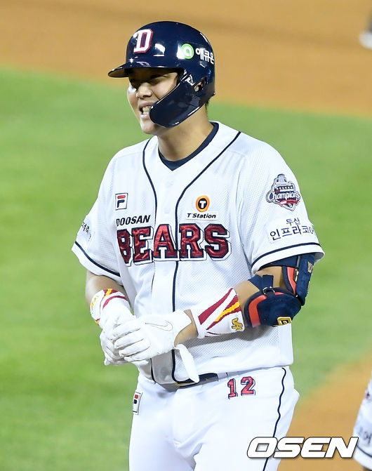 [OSEN=잠실, 김성락 기자] 26일 서울 잠실야구장에서 ‘2020 신한은행 SOL KBO리그’ 두산 베어스와 KIA 타이거즈의 경기가 열렸다.8회말 1사 3루 두산 최용제가 추격의 1타점 적시타를 날린 뒤 미소짓고 있다./ksl0919@osen.co.kr