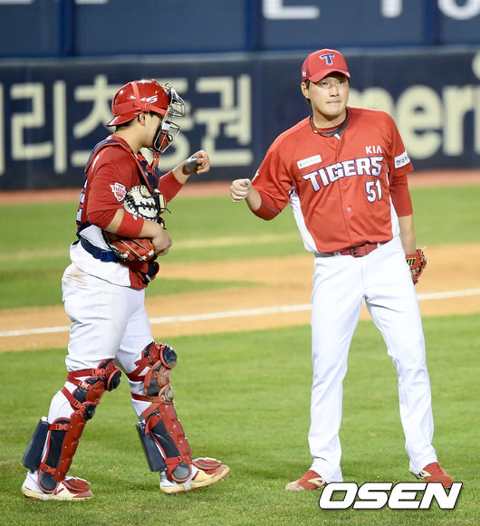 [OSEN=잠실, 김성락 기자]  KIA 타이거즈가 두산 베어스의 5연승을 저지했다.KIA는 26일 서울 잠실구장에서 열린 ‘2020 신한은행 SOL KBO리그’ 두산과의 원정경기에서 7-5로 승리했다. 이날 승리로 지난 25일 패배를 설욕한 KIA는 1승 1패로 잠실구장 2연전을 마쳤다.경기 종료 후 KIA 전상현과 한승택이 하이파이브를 하고 있다./ksl0919@osen.co.kr