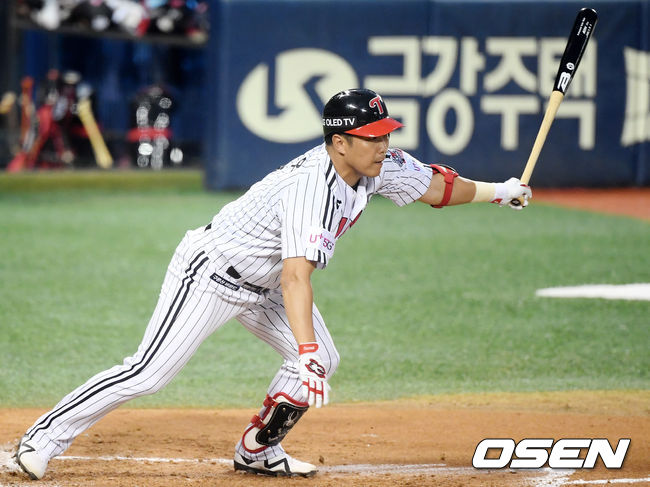 [OSEN=잠실, 조은정 기자] 27일 오후 서울 송파구 잠실야구장에서 ‘2020 신한은행 SOL KBO리그’ LG 트윈스와 KT위즈의 경기가 열렸다.2회말 무사 3루 LG 정근우가 우전 1타점 적시타를 때려내고 있다. /cej@osen.co.kr