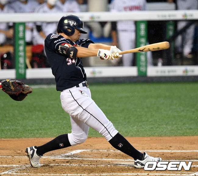 [OSEN=잠실, 이대선 기자]두산 정수빈이 우월 투런 홈런을 치고 있다. /sunday@osen.co.kr